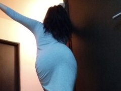 Anya, sunt o bruneta cu forme